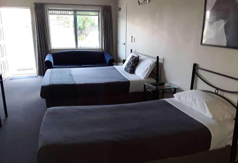 스탠다드 스튜디오, Gateway Motor Inn