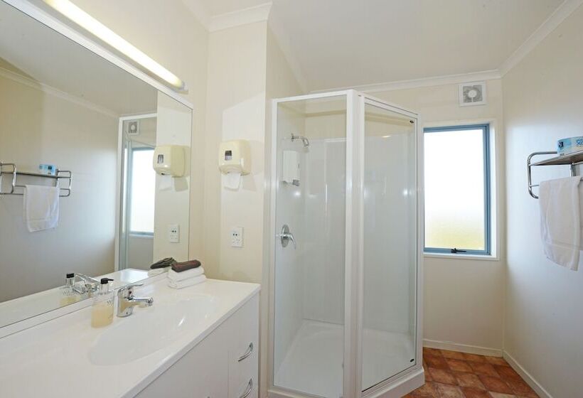 스탠다드 스튜디오, Gateway Motor Inn