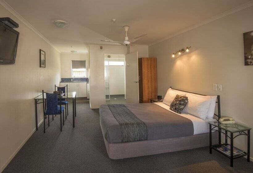 스탠다드 스튜디오, Gateway Motor Inn