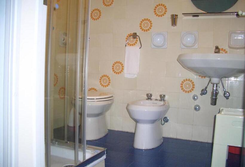 חדר קלאסי לשלושה, King