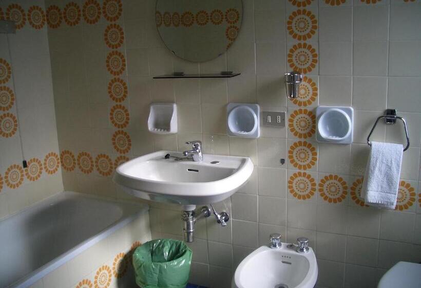 חדר קלאסי לשלושה, King