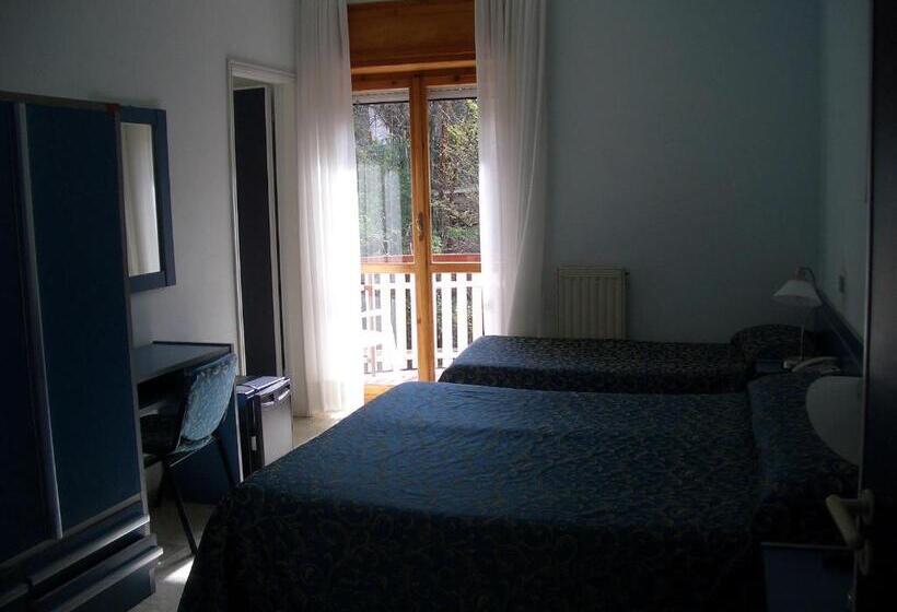 חדר קלאסי לשלושה, King