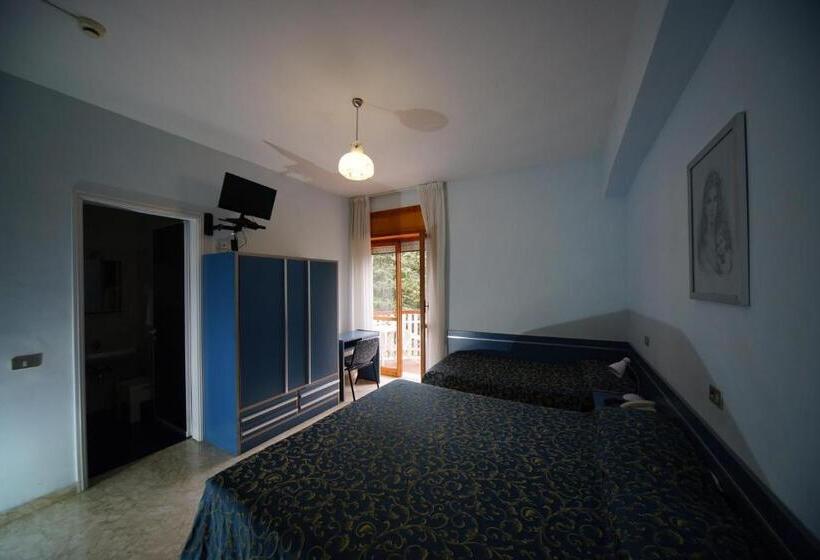 חדר קלאסי לשלושה, King