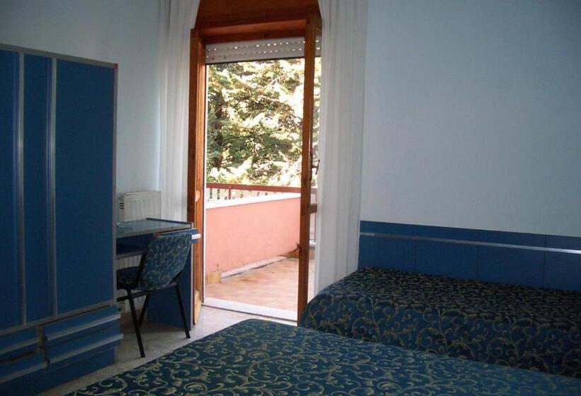 חדר קלאסי לשלושה, King