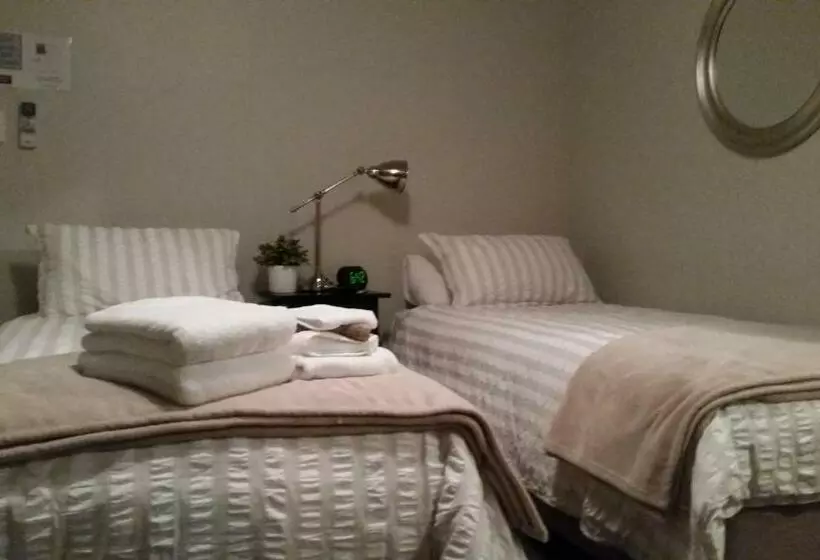 Suite Familiar, Lands End