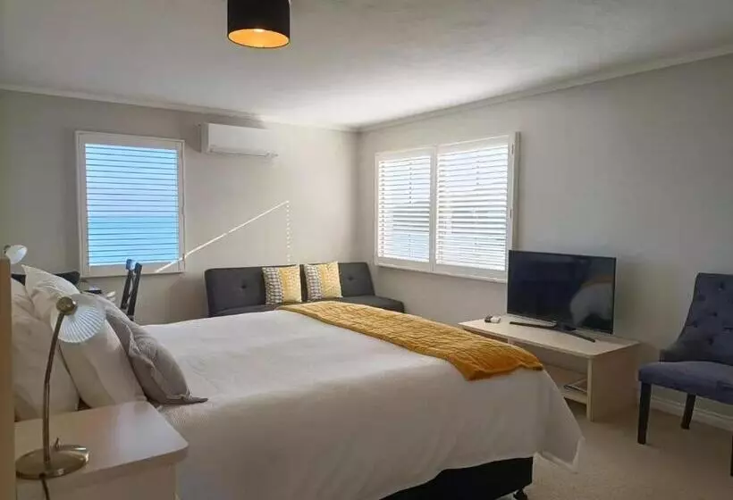 Suite Familiar, Lands End