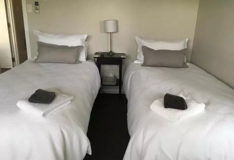 Suite Familiar, Lands End