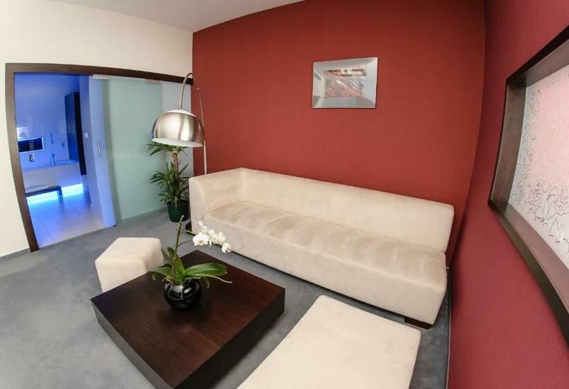 غرفة تنفيذية, Magnus Trenčín