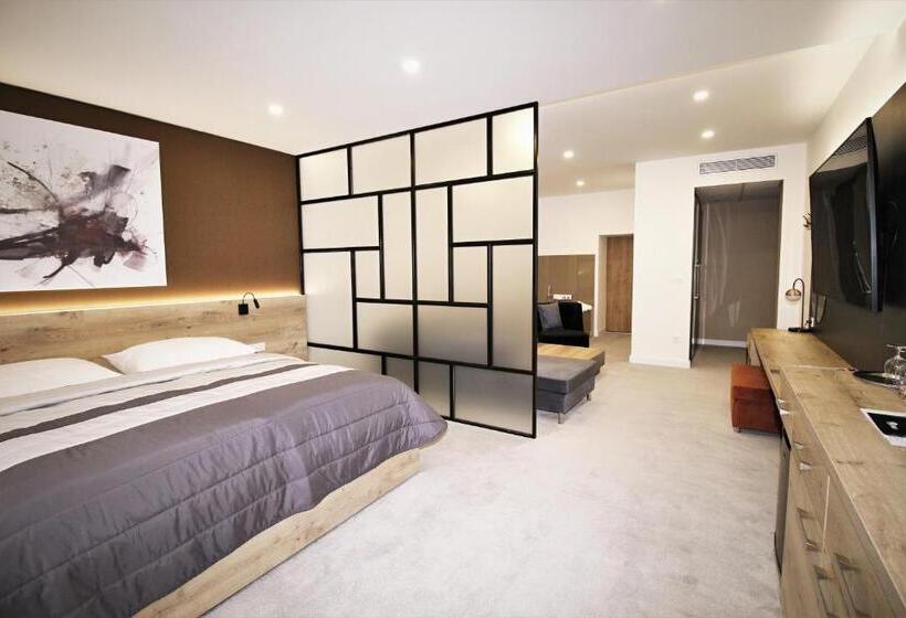 جناح جونيور, Magnus Trenčín