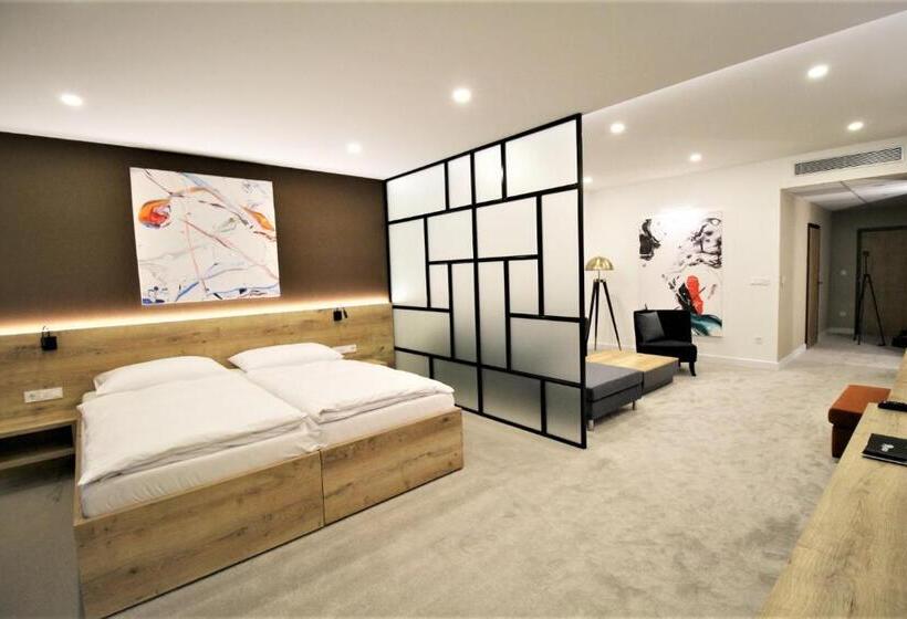 غرفة تنفيذية, Magnus Trenčín