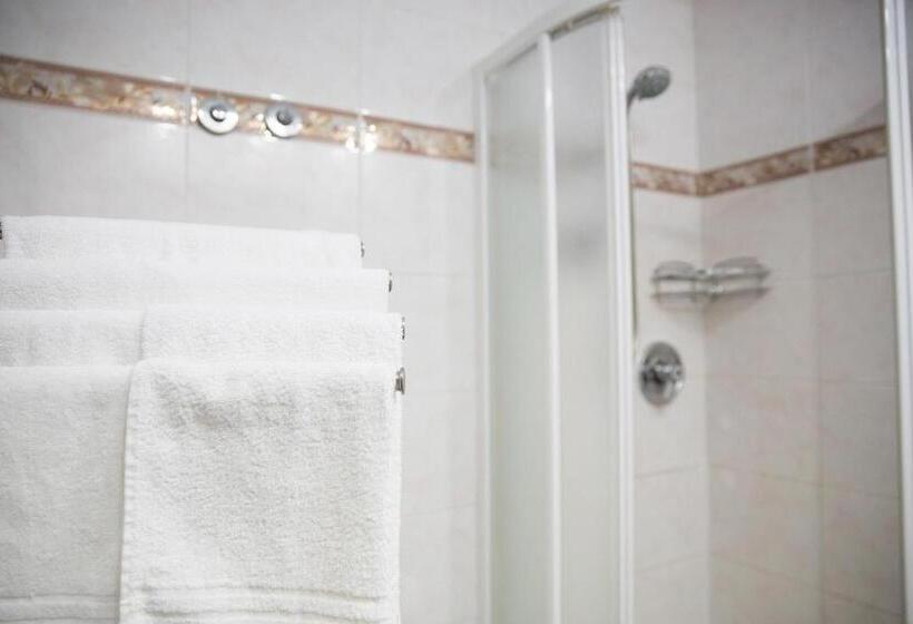 חדר סטנדרט לשלושה, Maximo