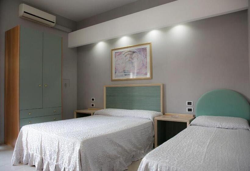 חדר סטנדרט לשלושה, Maximo