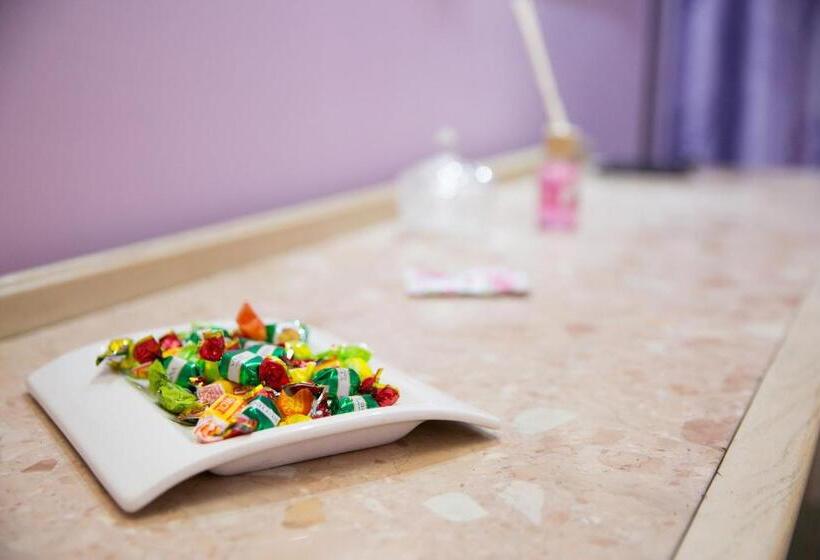 חדר סטנדרט לשלושה, Maximo