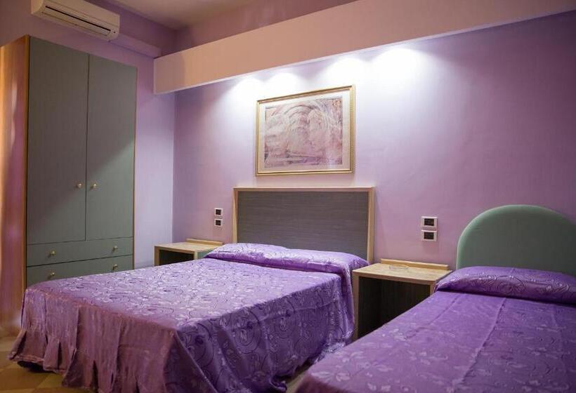 חדר סטנדרט לשלושה, Maximo