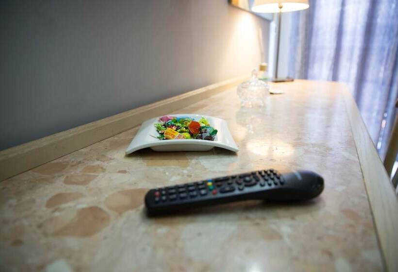 חדר סטנדרט לשלושה, Maximo