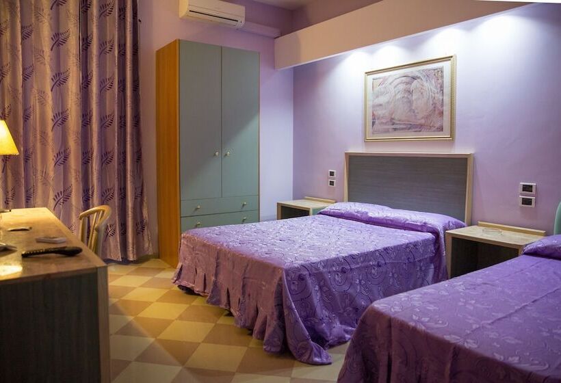 חדר סטנדרט לשלושה, Maximo