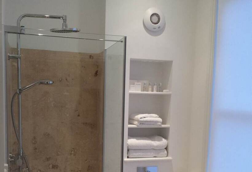 غرفة سوبيريور, Ogilvy House