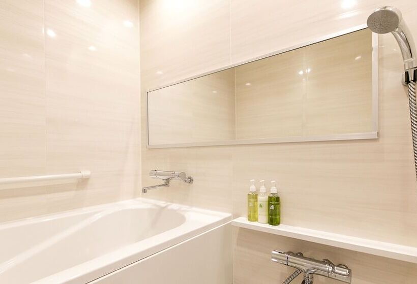 חדר סטנדרט לשלושה, Gracery Naha