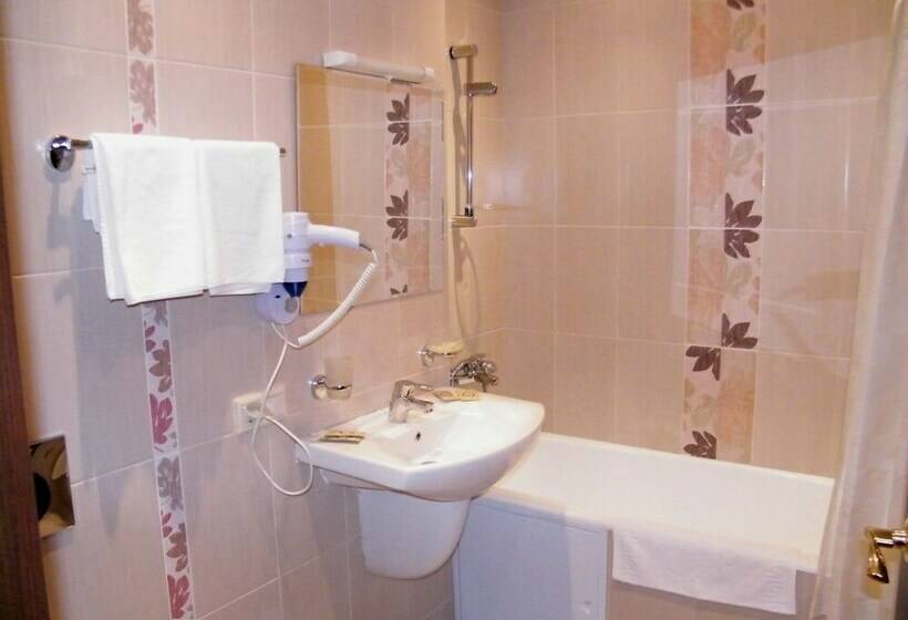 コンフォートルーム, Pakhra