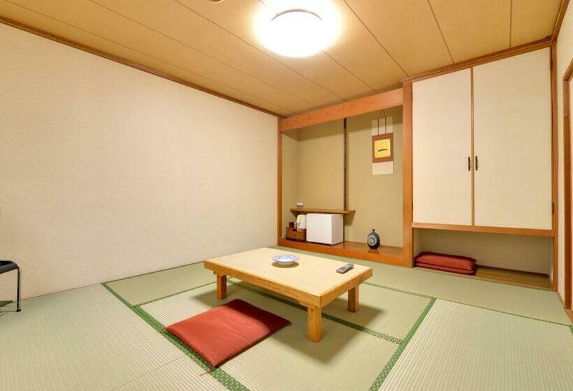 חדר סטנדרט לשלושה, Parkway