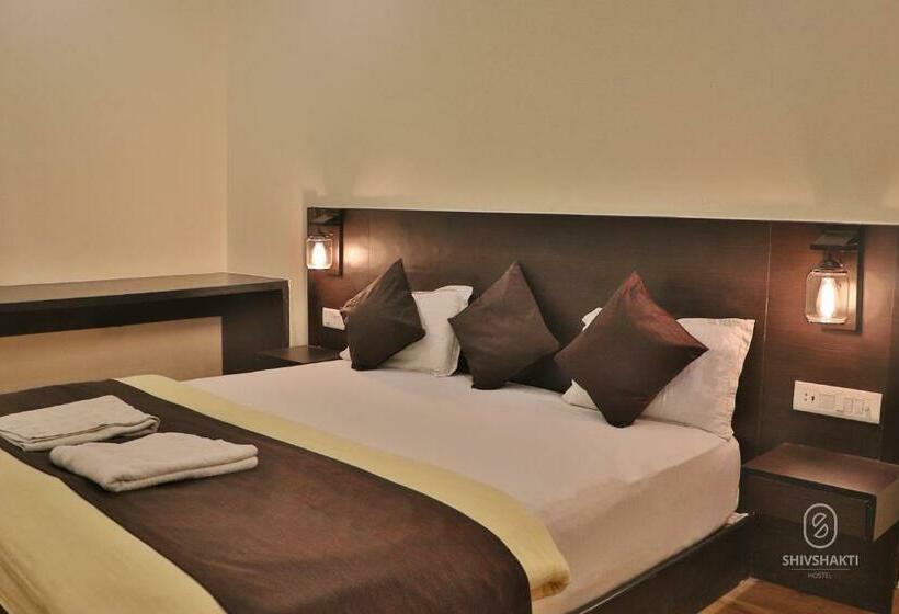 Deluxe Rum, Shiv Shakti Hostel
