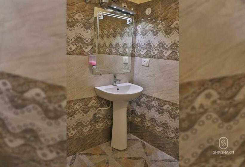 Deluxe Rum, Shiv Shakti Hostel