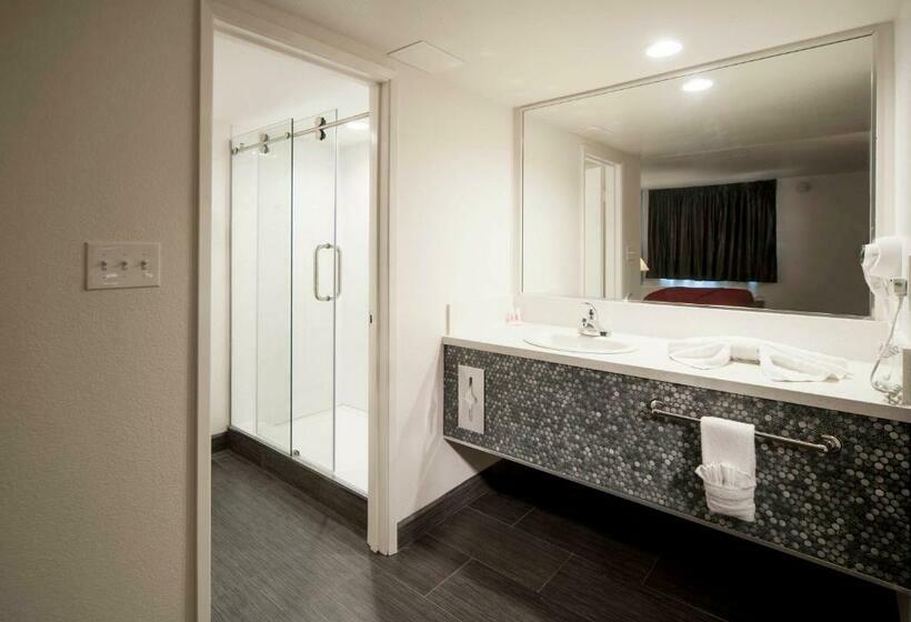 小型套房, Thunderbird Boutique