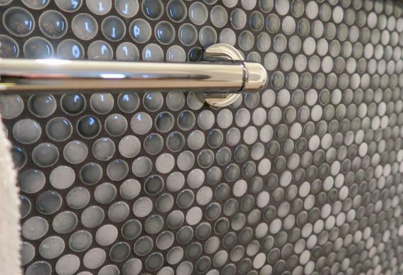 套房配有游泳池, Thunderbird Boutique