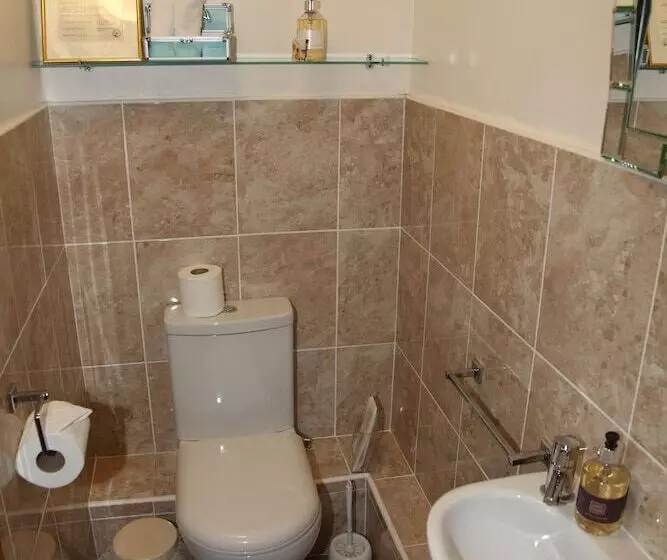 اتاق خانوادگی, Kirkwood Guest House