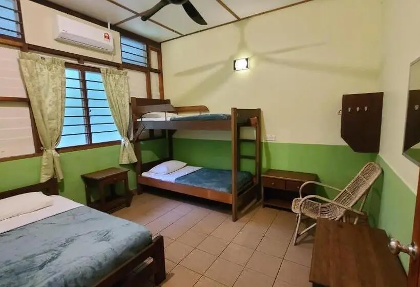バスルーム共同エコノミー4人部屋, Sepilok B&b