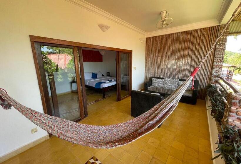 غرفة قياسية مزوَّدة بشُرفة, Kep Lodge