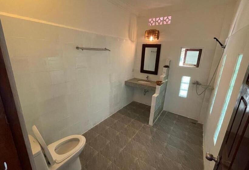 غرفة قياسية رباعية مزودة بشُرفة, Kep Lodge