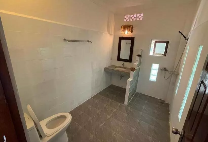 اتاق استاندارد چهارنفره با بالکن, Kep Lodge