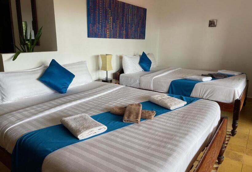 غرفة قياسية رباعية مزودة بشُرفة, Kep Lodge