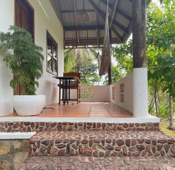 غرفة قياسية رباعية مطلة على الحديقة, Kep Lodge