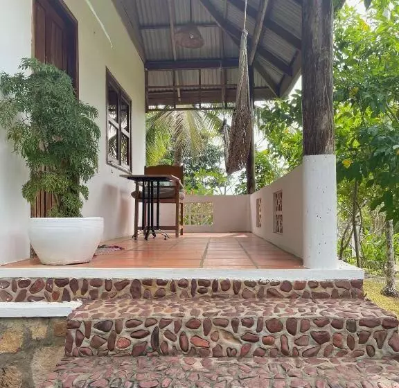 اتاق استاندارد چهارنفره با چشم‌انداز باغ, Kep Lodge