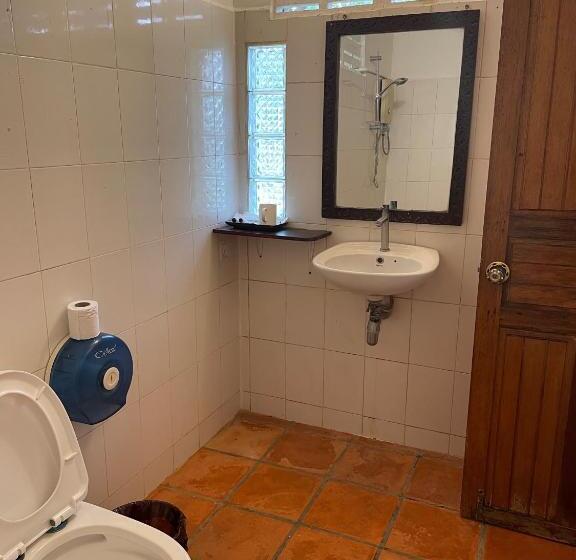 غرفة قياسية رباعية مطلة على الحديقة, Kep Lodge