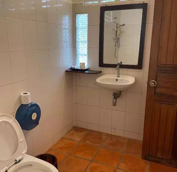 اتاق استاندارد چهارنفره با چشم‌انداز باغ, Kep Lodge