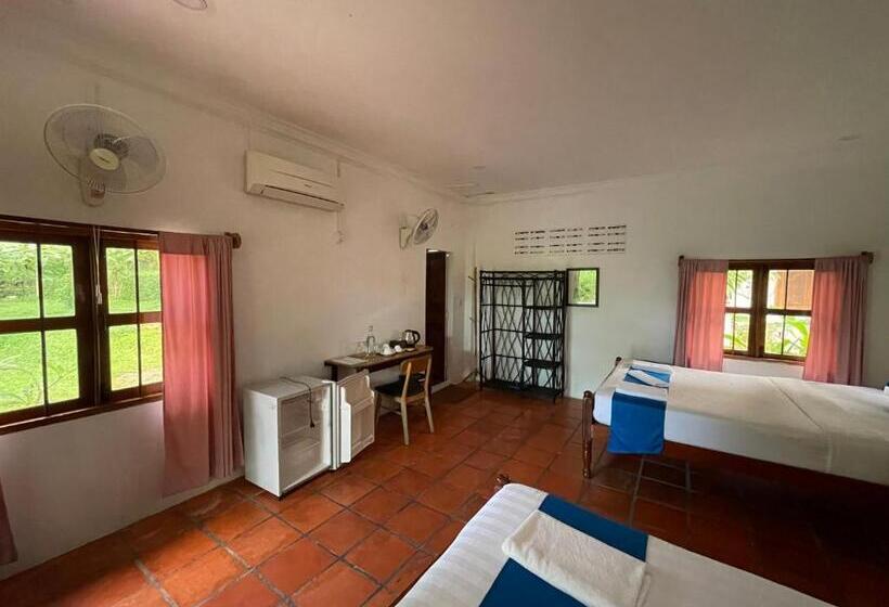 غرفة قياسية رباعية مطلة على الحديقة, Kep Lodge