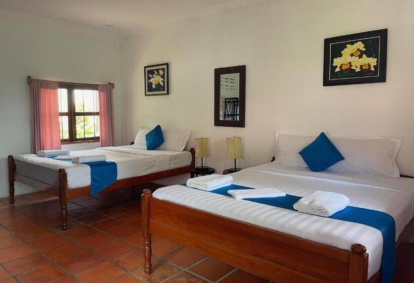 غرفة قياسية رباعية مطلة على الحديقة, Kep Lodge