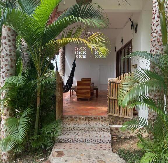 غرفة قياسية رباعية مطلة على الحديقة, Kep Lodge