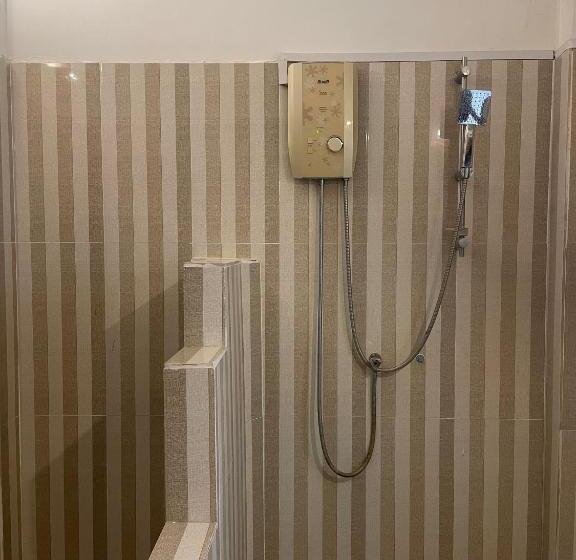 غرفة قياسية رباعية مطلة على الحديقة, Kep Lodge