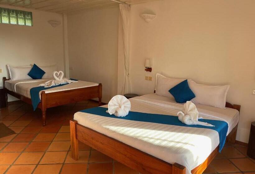 غرفة قياسية رباعية مطلة على البحر, Kep Lodge