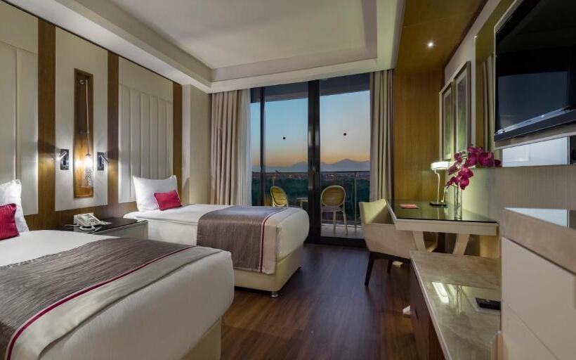 패밀리 스위트, Trendy Lara