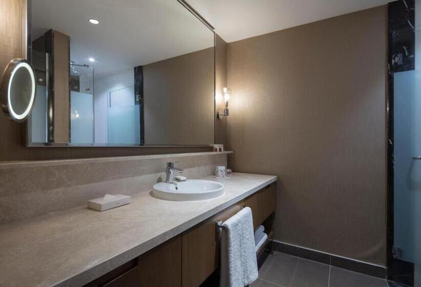 패밀리 스위트, Trendy Lara