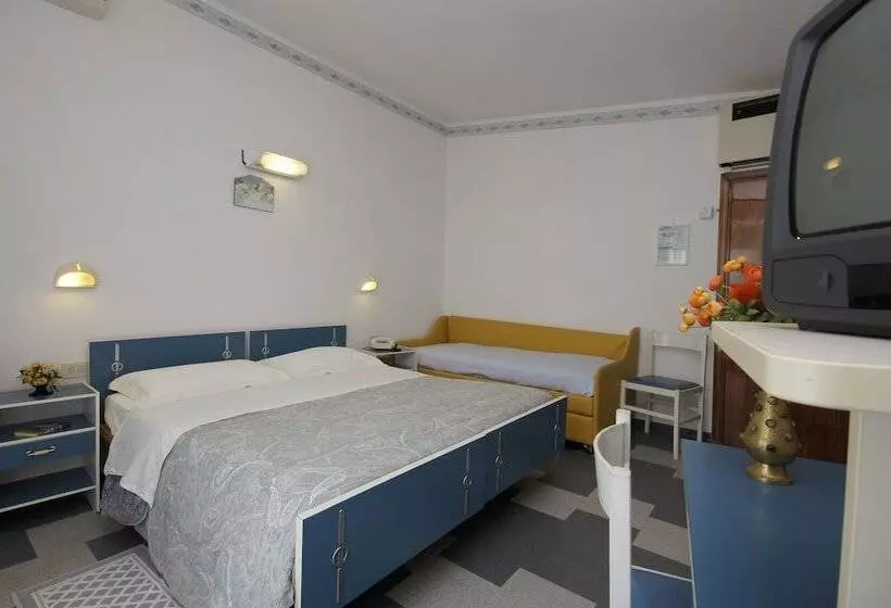 Economy Triple Room, Victory