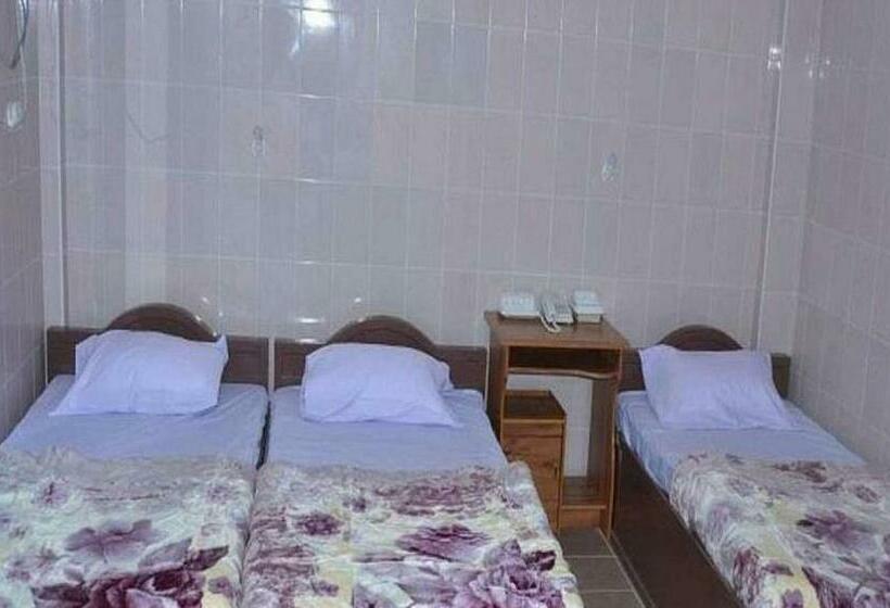 اتاق استاندارد سه نفره, Red Dragon Hotel Hsipaw