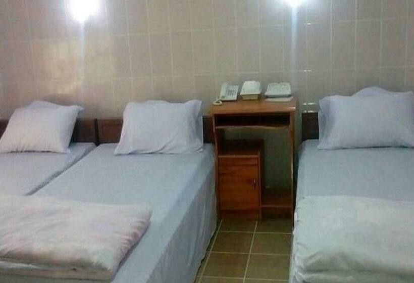 اتاق استاندارد سه نفره, Red Dragon Hotel Hsipaw