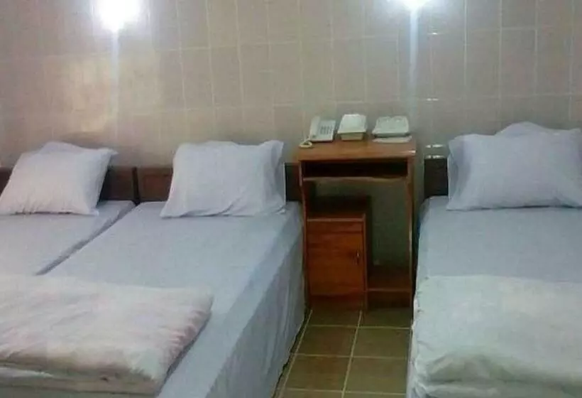 اتاق استاندارد سه نفره, Red Dragon Hotel Hsipaw