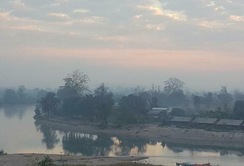 اتاق استاندارد سه نفره, Red Dragon Hotel Hsipaw